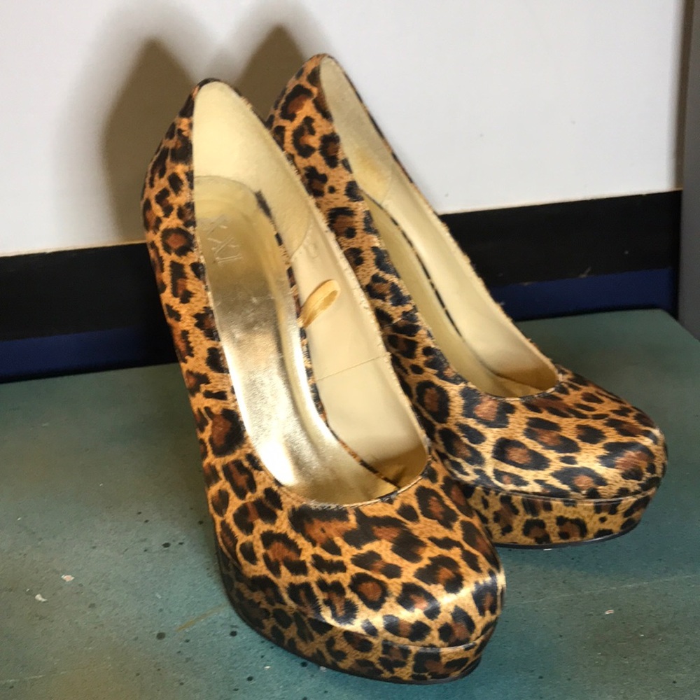 XXI 5” leopard print stilettos size 6